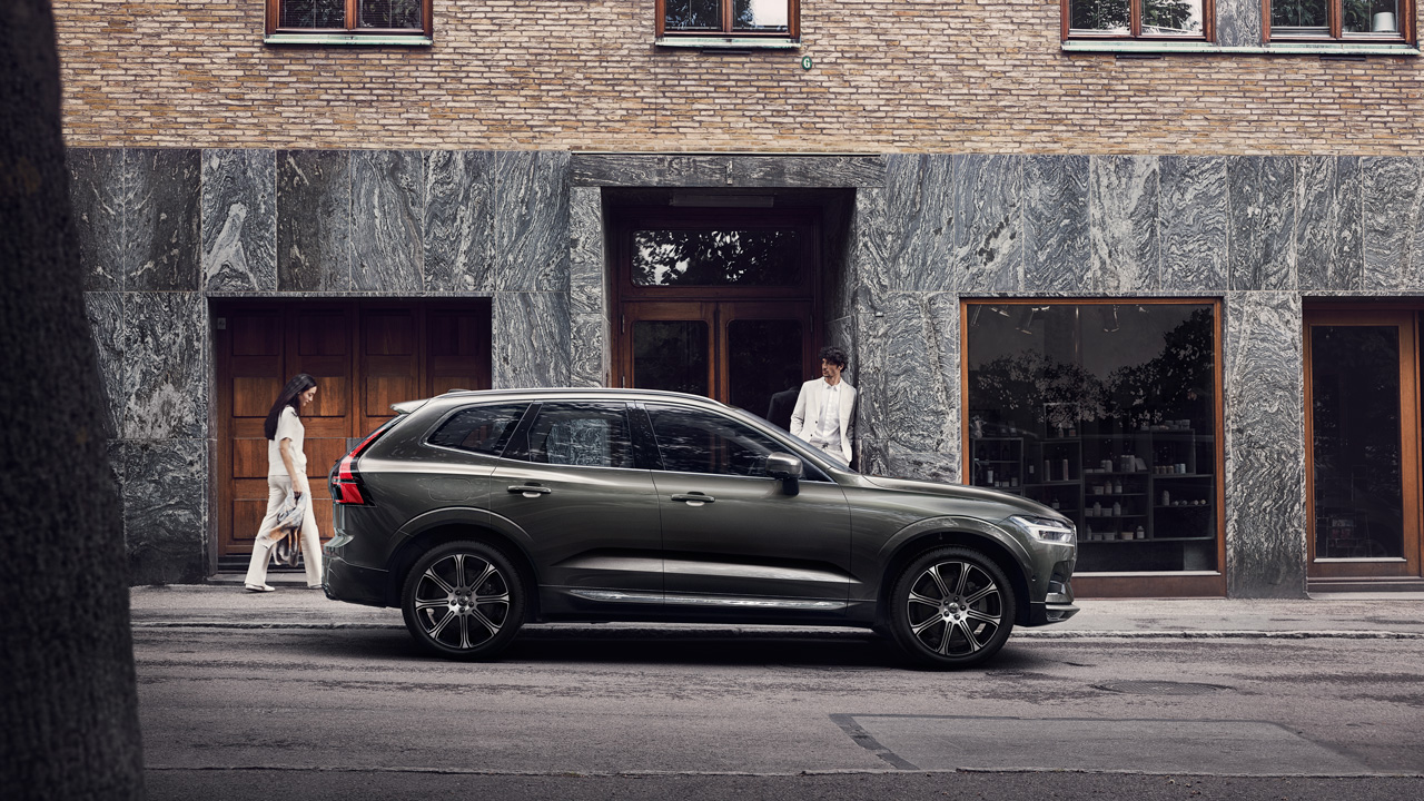 XC60 gray near building with couple looking on