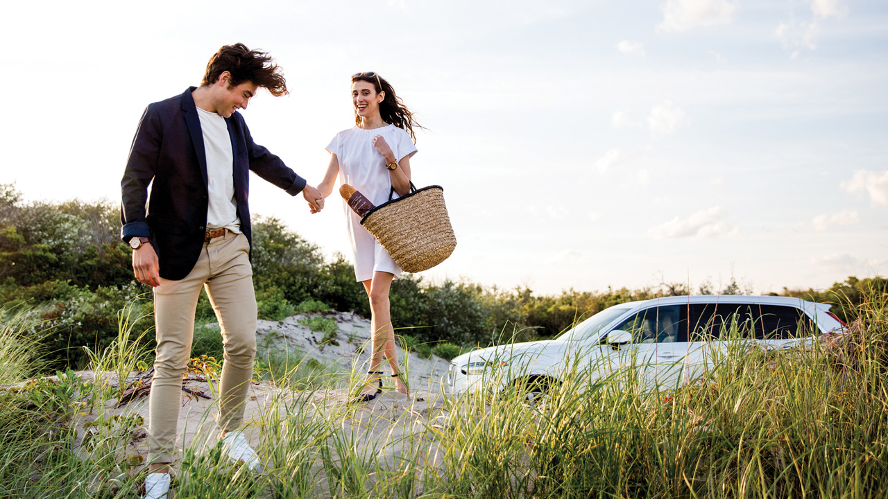 Couple holding hands in summer XC90